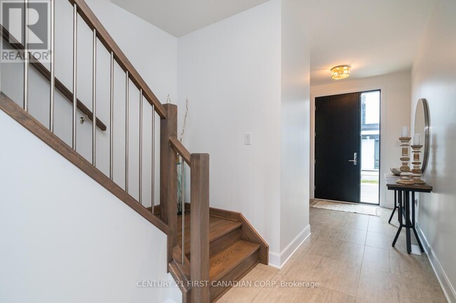 Building Photo - 499-499 Sophia Cres