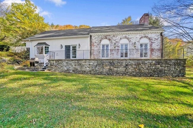 Building Photo - 100 Willow Lake Dr