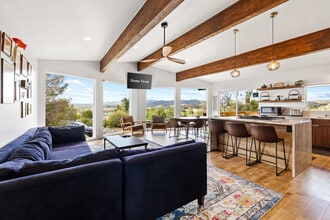 Building Photo - 828 Black Dr