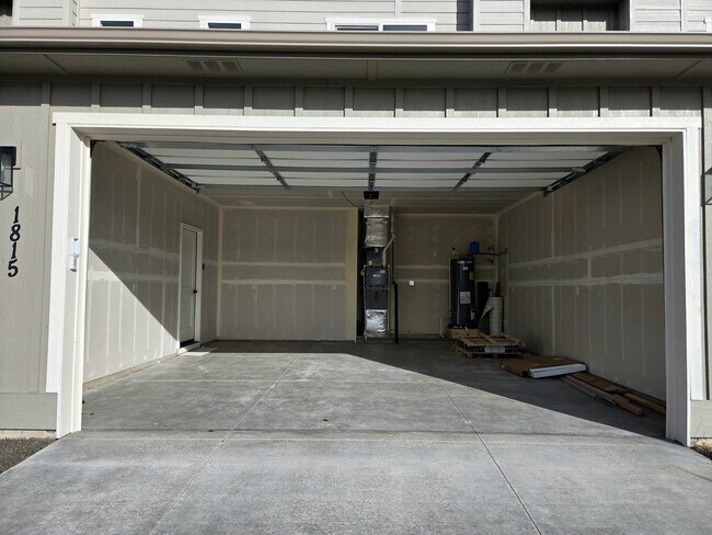 Building Photo - Large & Modern New-Build Duplex