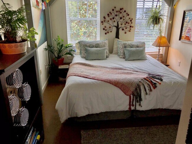 Building Photo - 1661 Riverside Ave, Apt 316