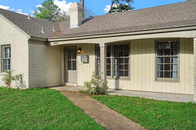 Building Photo - 5088 Helene Rd