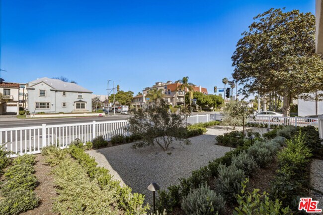 Foto del edificio - 8664 W Olympic Blvd