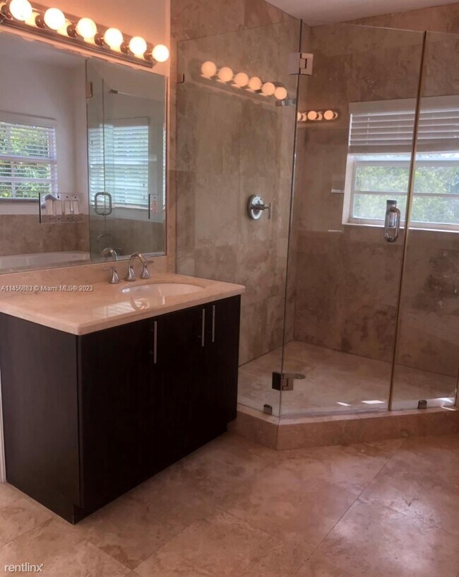 Building Photo - 4 br, 3.5 bath House - 913 SW 8th St