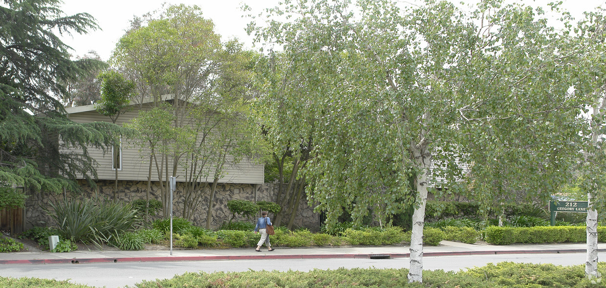 Building Photo - Gregory Lane Apartments