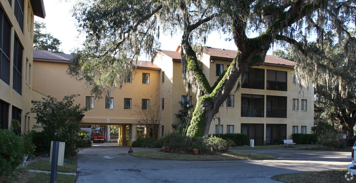 Foto del edificio - The Oaks Apartments