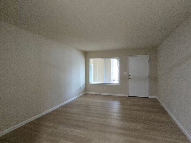 Foto del edificio - 7390 Rainbow Dr