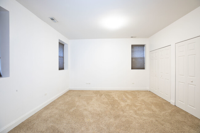 Foto del edificio - 7240 S South Shore Dr