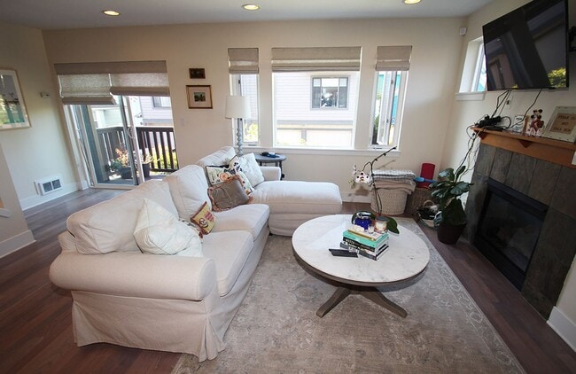 Building Photo - LUXURY 2-BED BALLARD TOWNHOME FOR RENT WIT...