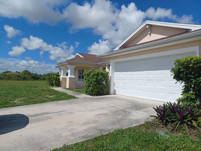 Foto del edificio - Coming in June  3 Bedroom, 2 Bath