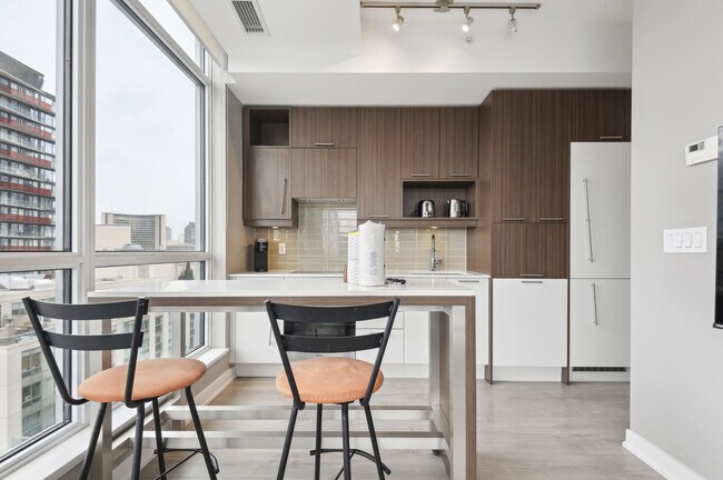 Building Photo - 199 Richmond St W