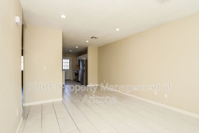 Building Photo - 703 E Knoll St