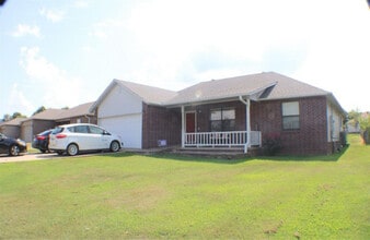 Building Photo - 530 Summer Dr