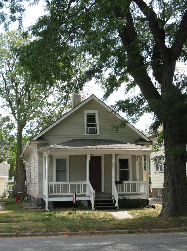 Front - 1428 N 14th St