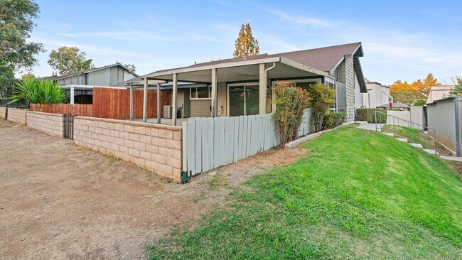 Building Photo - Spacious 3-Bedroom End Unit with Golf Cour...