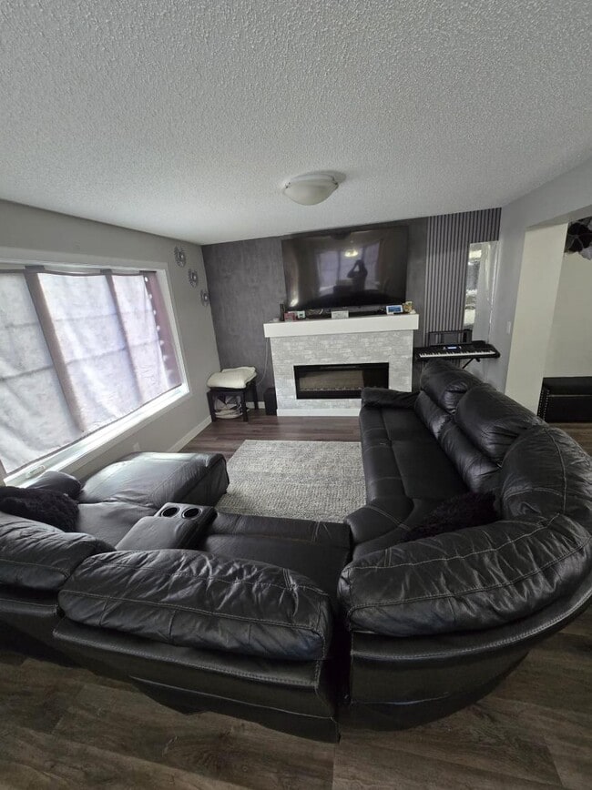 Photo du bâtiment - 3.0 bedroom in Edmonton Alberta T6M 1L5