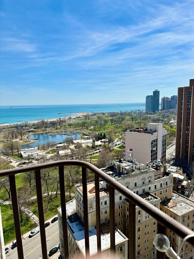 Building Photo - 1960 N Lincoln Park W