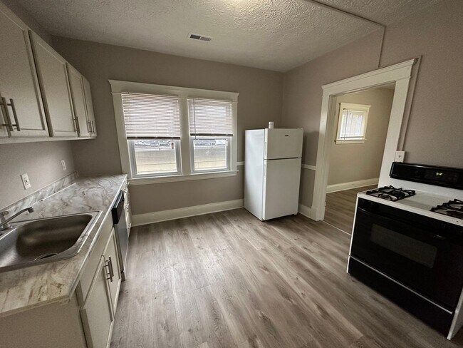 Building Photo - 3026 Monroe Ave