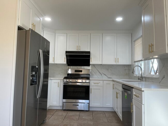 Building Photo - 65 Peacock Ln