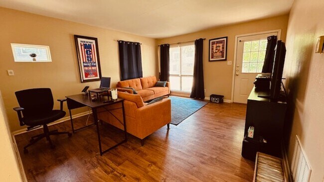 Foto del edificio - Clean South Austin 3/1 House w/ Carport, Private fenced yard Near First St not far from Ben White
