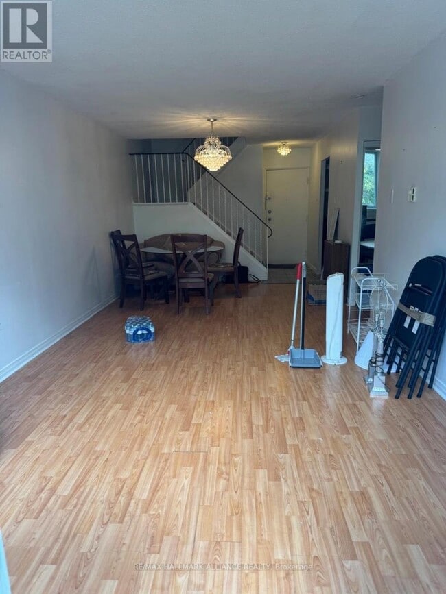 Photo du bâtiment - 3765-3765 Sheppard Ave E