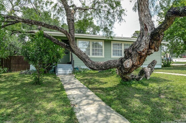 Foto del edificio - 4-BEDROOM TERRELL HILLS HOME ON CORNER LOT