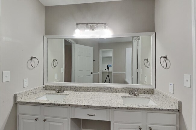 Foto del edificio - 19018 Oakway Dr