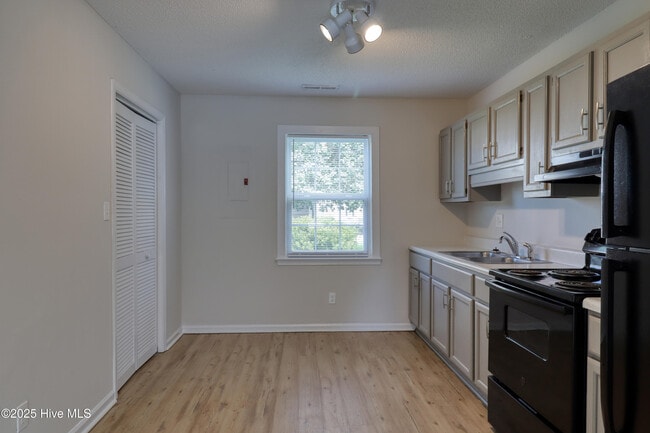 Building Photo - 2314 Indian Dr