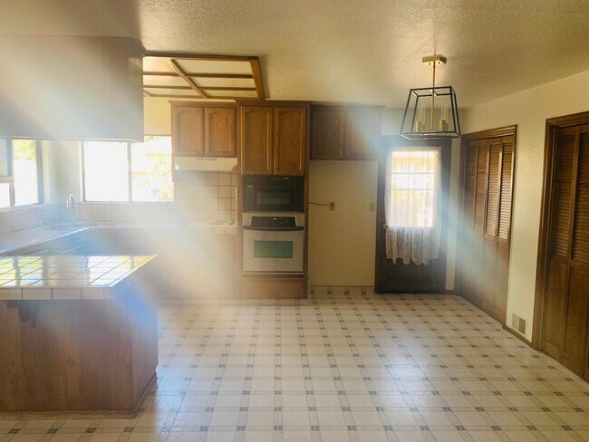 Building Photo - 1910 Cerra Vista Dr