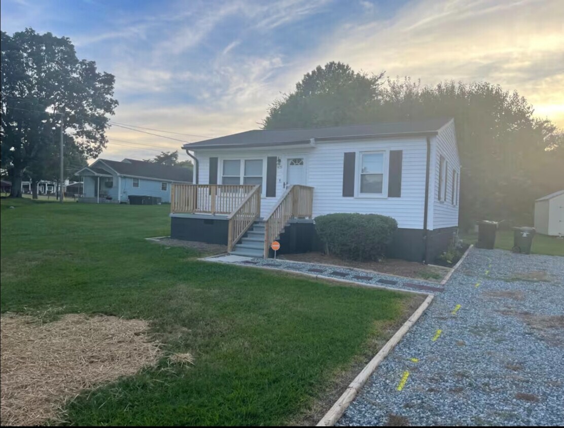 Foto del edificio - Room in House on Morgantown Rd