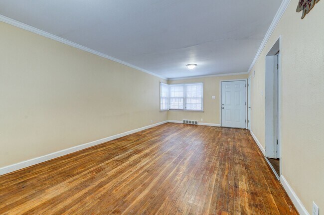 Building Photo - Charming 3-Bedroom Home with Garage, Basement & Fenced Backyard