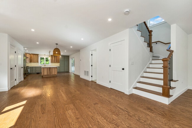 Building Photo - 60 Horne St