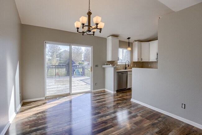 Foto del edificio - 15405 Fillmore Cir