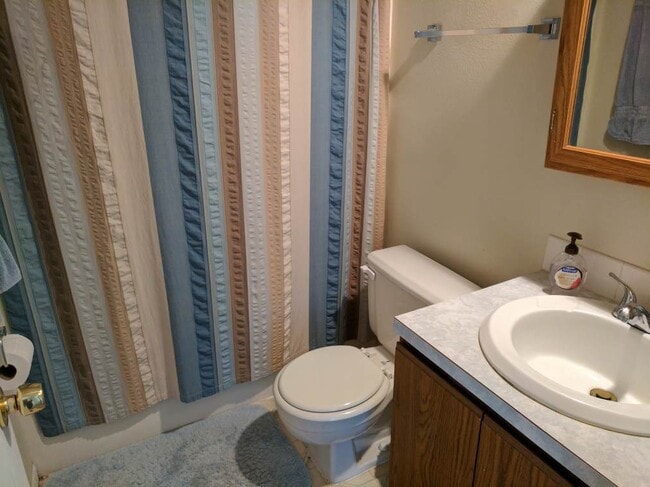Building Photo - Quiet Norwalk house for rent