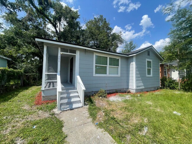 Building Photo - 3/1 Single family home : Available now!