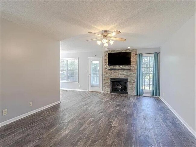 Building Photo - Gorgeous home
