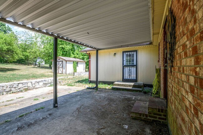 Building Photo - Newly Updated Home Just Minutes From Downt...