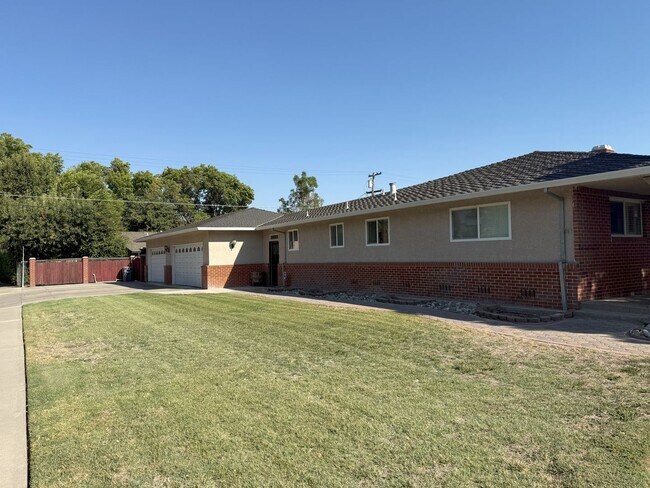 Building Photo - Beautiful Southside Los Banos Rental