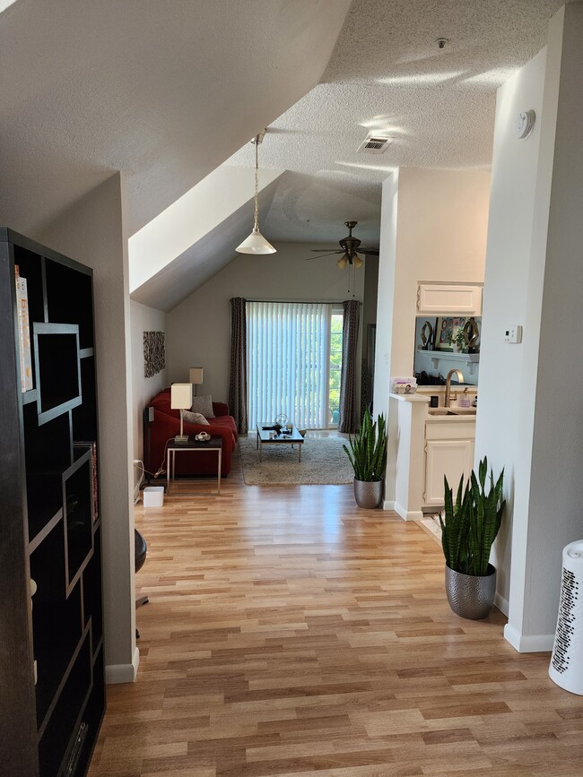 Ejemplo de unidad amueblada - 3701 Cedarplaza Ln