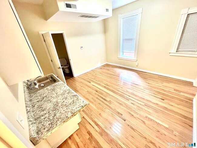 Building Photo - 135 W Main St