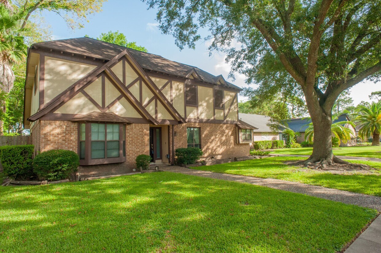 Primary Photo - 2704 Pineneedle Ln