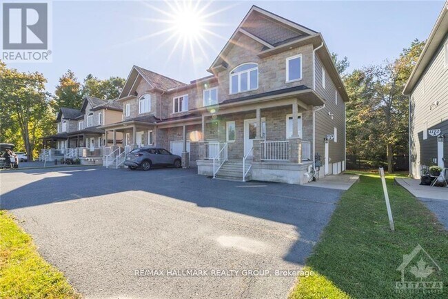 Photo du bâtiment - 1174 RUSSELL Rd