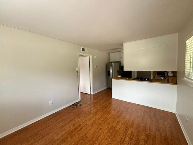 Building Photo - Sunshine-5408