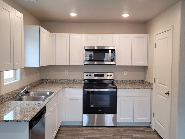 Foto del edificio - Beautiful 3/2 bath home located in Chaparral Terrace gated community.