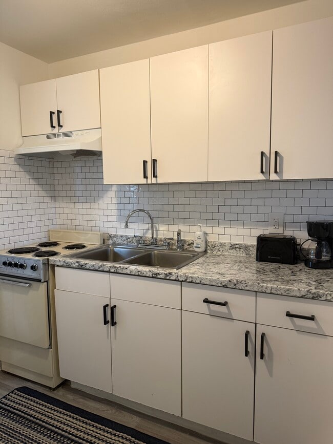 Building Photo - 6393 S Russell Rd