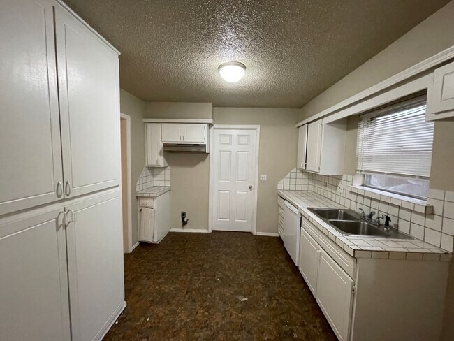 Foto del edificio - 3 bed 3 bath 2 story duplex Close to dinin...