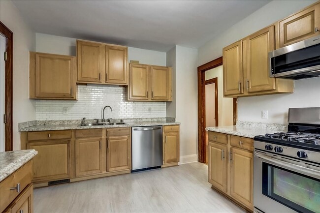 Kitchen - 1703 W Custer Ave
