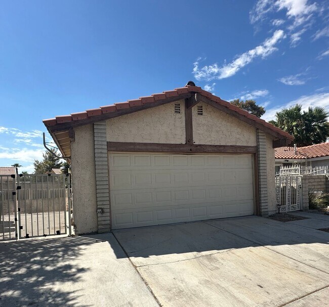 Building Photo - No HOA & Single Story
