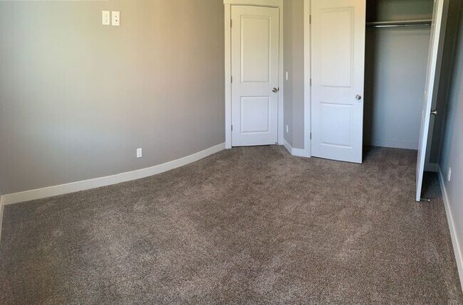 Foto del edificio - Spacious Townhome with 1 car garage w/ Mountain Views