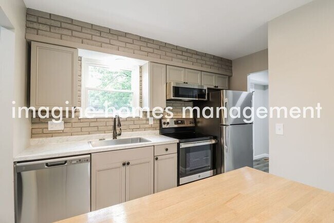Building Photo - Convenient Location! 4 Bedroom Home in Cin...